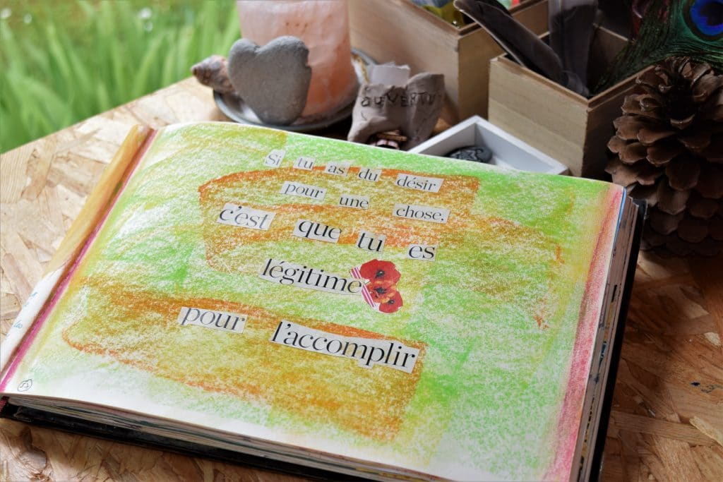 Un journal créatif vert ouvert.