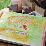 Un journal créatif vert ouvert.